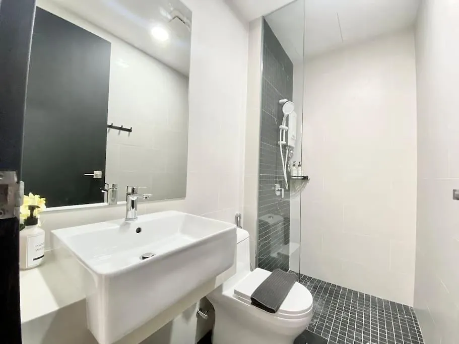 Beacon Executive Suites #Modern Chic #Skypool #Georgetown #5Pax #2Br 2Bath #2Queen 1Single #Quality Well Maintained #Private Host George Town