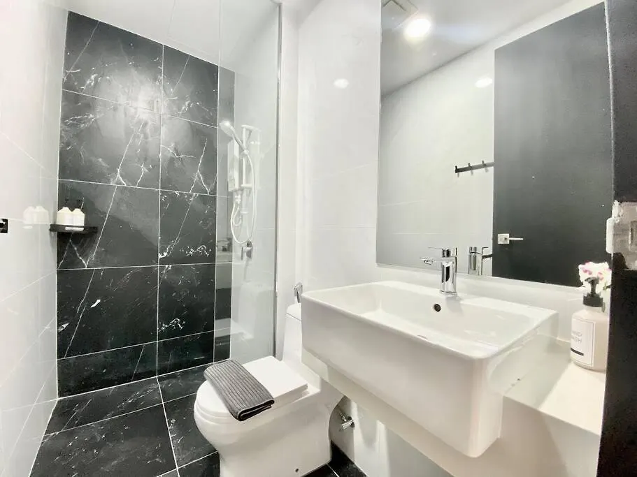 Beacon Executive Suites #Modern Chic #Skypool #Georgetown #5Pax #2Br 2Bath #2Queen 1Single #Quality Well Maintained #Private Host Apartment