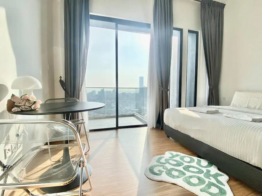 Beacon Executive Suites #Modern Chic #Skypool #Georgetown #5Pax #2Br 2Bath #2Queen 1Single #Quality Well Maintained #Private Host George Town