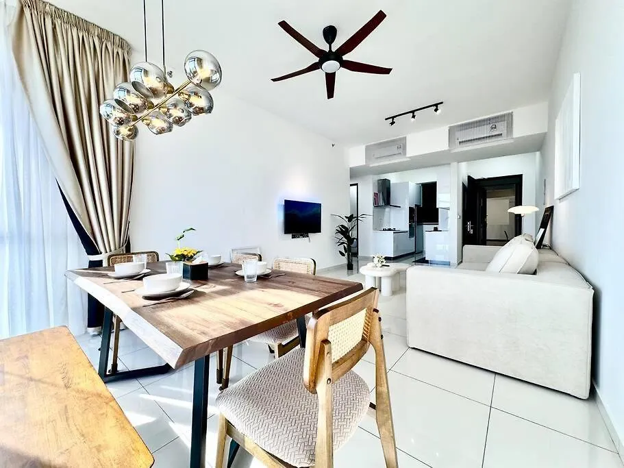 Beacon Executive Suites #Modern Chic #Skypool #Georgetown #5Pax #2Br 2Bath #2Queen 1Single #Quality Well Maintained #Private Host